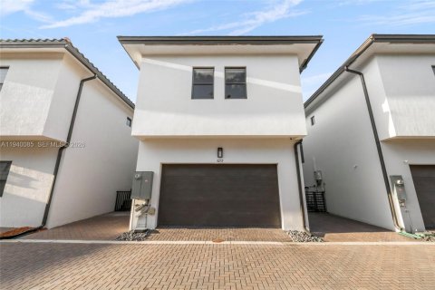 House in Doral, Florida 3 bedrooms, 209.68 sq.m. № 1998269 - photo 26