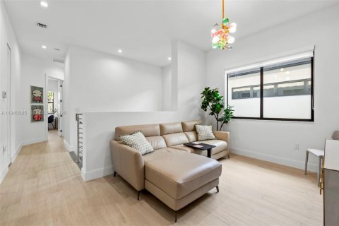 House in Doral, Florida 3 bedrooms, 209.68 sq.m. № 1998269 - photo 12