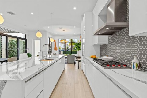 House in Doral, Florida 3 bedrooms, 209.68 sq.m. № 1998269 - photo 9