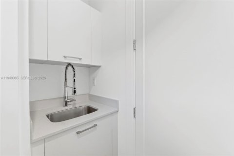 House in Doral, Florida 3 bedrooms, 209.68 sq.m. № 1998269 - photo 24