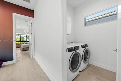 House in Doral, Florida 3 bedrooms, 209.68 sq.m. № 1998269 - photo 23