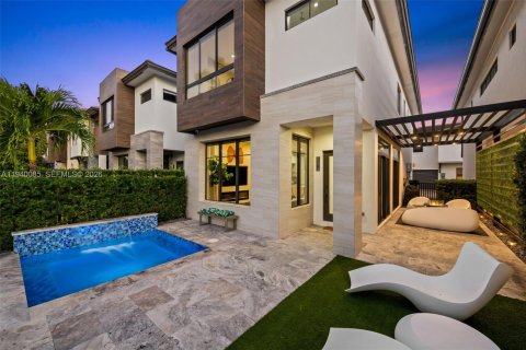 House in Doral, Florida 3 bedrooms, 209.68 sq.m. № 1998269