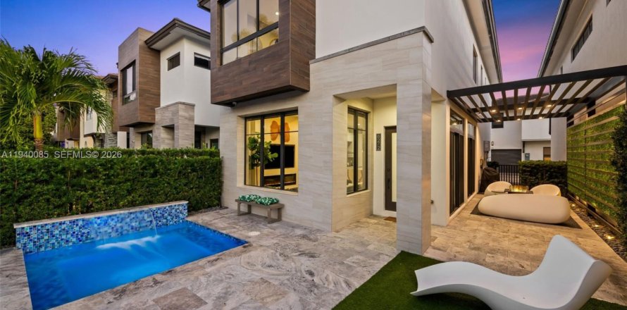 House in Doral, Florida 3 bedrooms, 209.68 sq.m. № 1998269