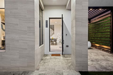 House in Doral, Florida 3 bedrooms, 209.68 sq.m. № 1998269 - photo 3