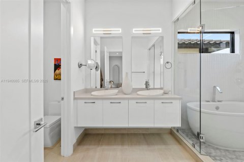 House in Doral, Florida 3 bedrooms, 209.68 sq.m. № 1998269 - photo 15