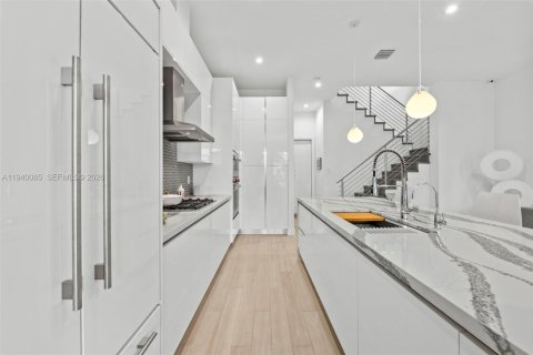 House in Doral, Florida 3 bedrooms, 209.68 sq.m. № 1998269 - photo 8