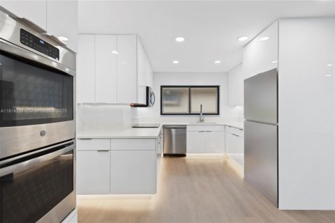 Купить кондоминиум в Холливуд, Флорида 2 спальни, 213.68м2, № 1977668 - фото 8