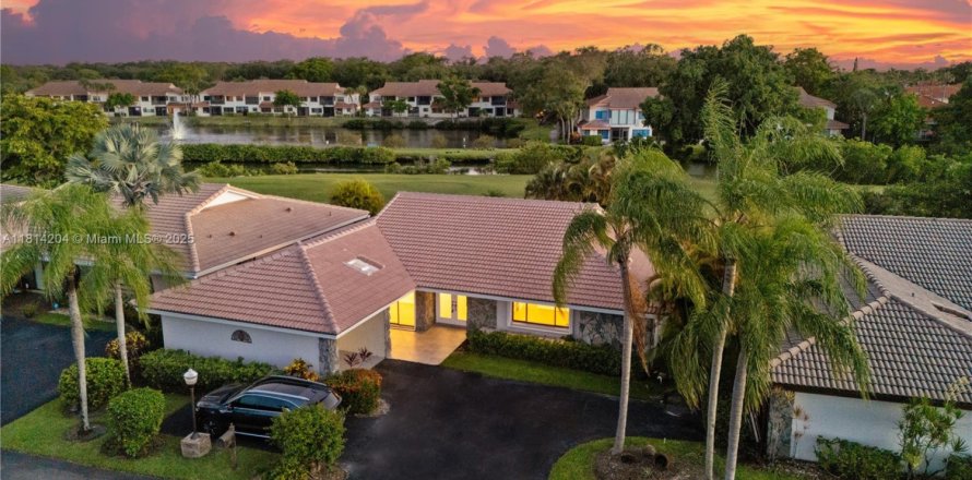 Кондоминиум с 2 спальнями в Холливуд, Флорида № 1977668