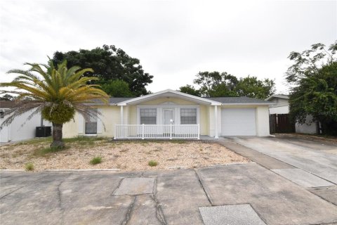 House in Port Richey, Florida 3 bedrooms, 120.4 sq.m. № 1915839 - photo 1