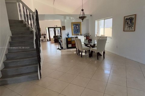 House in Doral, Florida 4 bedrooms, 243.4 sq.m. № 1473469 - photo 14