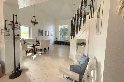 House in Doral, Florida 4 bedrooms, 243.4 sq.m. № 1473469 - photo 8