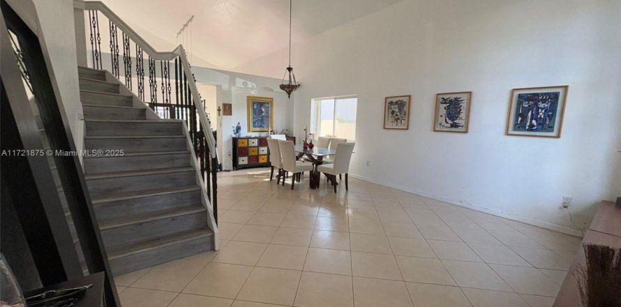 House in Doral, Florida 4 bedrooms, 243.4 sq.m. № 1473469