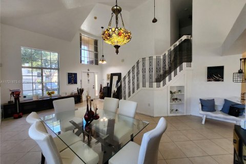 House in Doral, Florida 4 bedrooms, 243.4 sq.m. № 1473469 - photo 5