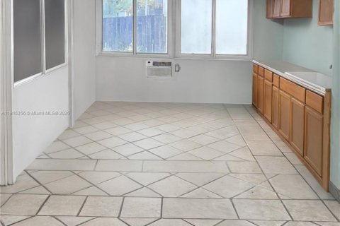 Casa en venta en Miami, Florida, 4 dormitorios, 178.74 m2 № 1970736 - foto 9