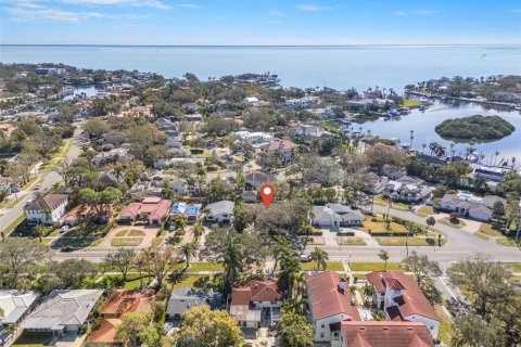 House in Saint Petersburg, Florida 3 bedrooms, 245.63 sq.m. № 1570865 - photo 8