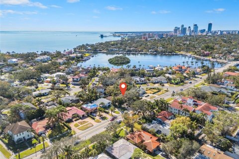 House in Saint Petersburg, Florida 3 bedrooms, 245.63 sq.m. № 1570865 - photo 1