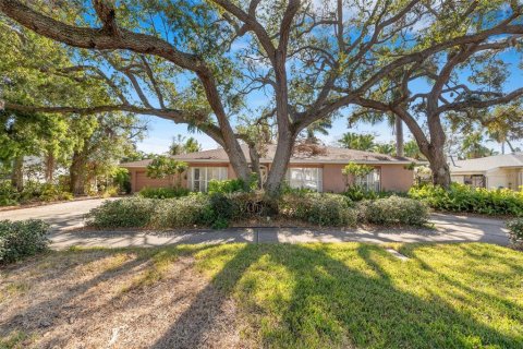 House in Saint Petersburg, Florida 3 bedrooms, 245.63 sq.m. № 1570865 - photo 2