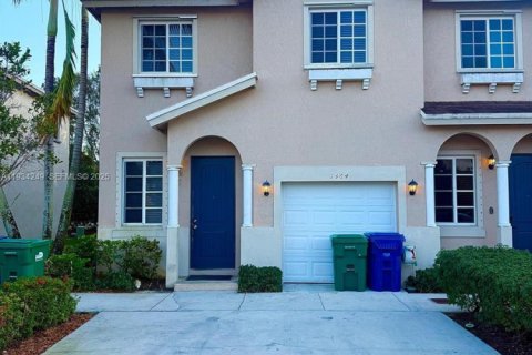 Снять в аренду таунхаус в Майами-Гарденс, Флорида 4 спальни, 150.97м2, № 1992469 - фото 1
