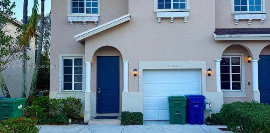 Таунхаус в Майами-Гарденс, Флорида 4 спальни, 150.97м2 № 1992469