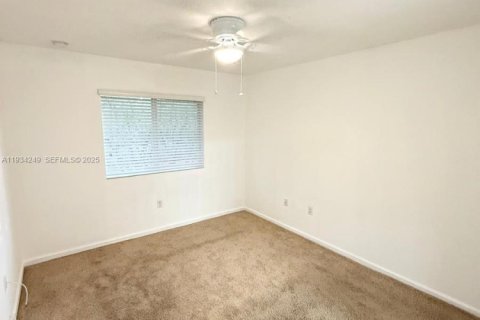 Снять в аренду таунхаус в Майами-Гарденс, Флорида 4 спальни, 150.97м2, № 1992469 - фото 8