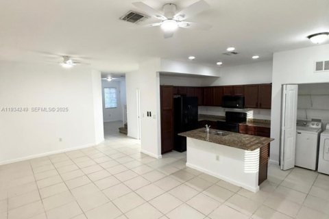 Снять в аренду таунхаус в Майами-Гарденс, Флорида 4 спальни, 150.97м2, № 1992469 - фото 2