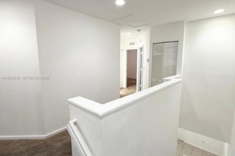 Снять в аренду таунхаус в Майами-Гарденс, Флорида 4 спальни, 150.97м2, № 1992469 - фото 5