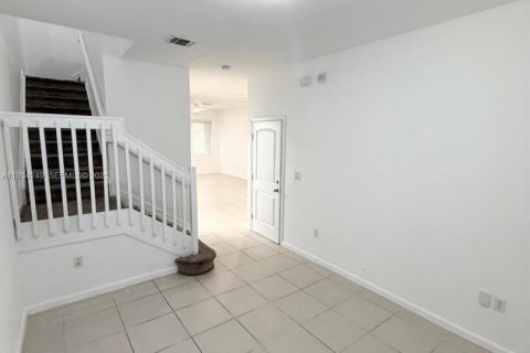Снять в аренду таунхаус в Майами-Гарденс, Флорида 4 спальни, 150.97м2, № 1992469 - фото 10