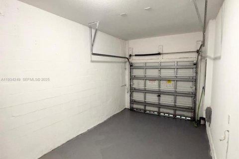 Снять в аренду таунхаус в Майами-Гарденс, Флорида 4 спальни, 150.97м2, № 1992469 - фото 11