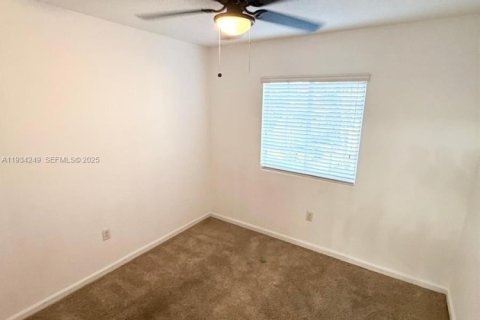 Снять в аренду таунхаус в Майами-Гарденс, Флорида 4 спальни, 150.97м2, № 1992469 - фото 7