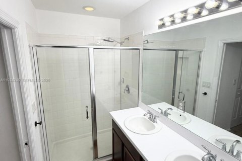 Снять в аренду таунхаус в Майами-Гарденс, Флорида 4 спальни, 150.97м2, № 1992469 - фото 4