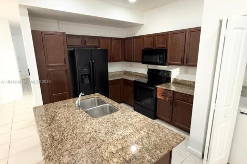 Снять в аренду таунхаус в Майами-Гарденс, Флорида 4 спальни, 150.97м2, № 1992469 - фото 3