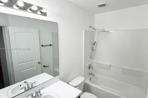 Снять в аренду таунхаус в Майами-Гарденс, Флорида 4 спальни, 150.97м2, № 1992469 - фото 9