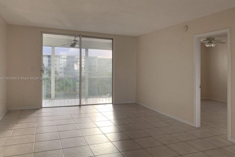 Купить кондоминиум в Авентура, Флорида 1 спальня, 70.88м2, № 1956228 - фото 1