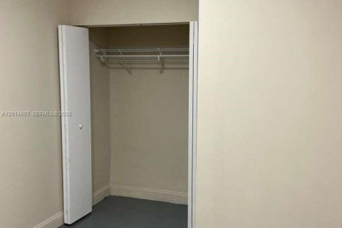 Снять в аренду коммерческую недвижимость в Корал-Спрингс, Флорида 1 спальня, 182.92м2, № 2076305 - фото 6