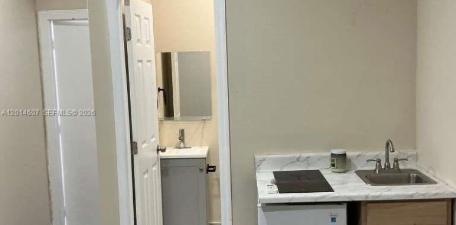 Коммерческая недвижимость в Корал-Спрингс, Флорида 1 спальня, 182.92м2 № 2076305