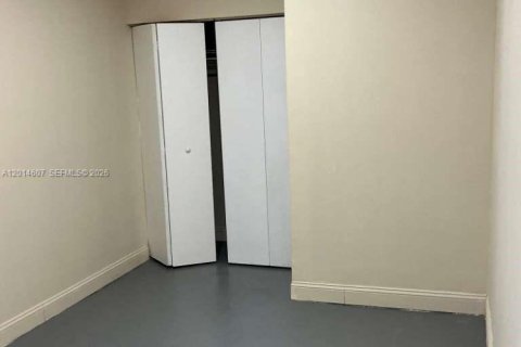 Снять в аренду коммерческую недвижимость в Корал-Спрингс, Флорида 1 спальня, 182.92м2, № 2076305 - фото 7