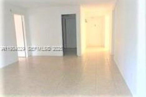 Снять в аренду кондоминиум в Майами-Гарденс, Флорида 2 спальни, 107.95м2, № 1992392 - фото 2