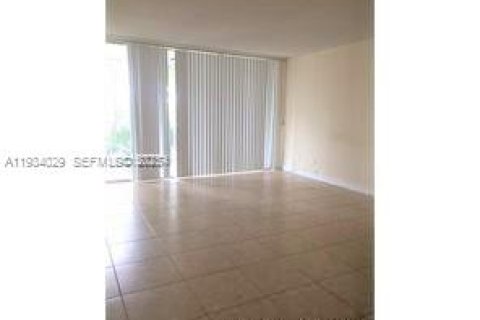 Снять в аренду кондоминиум в Майами-Гарденс, Флорида 2 спальни, 107.95м2, № 1992392 - фото 3