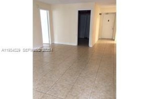 Снять в аренду кондоминиум в Майами-Гарденс, Флорида 2 спальни, 107.95м2, № 1992392 - фото 4