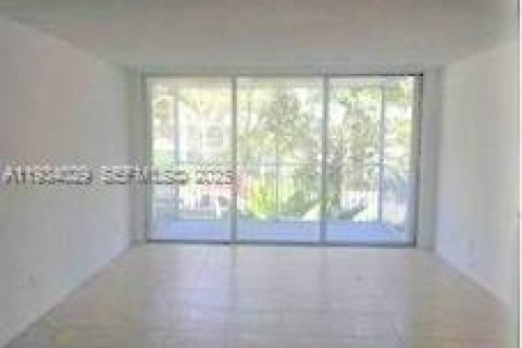 Снять в аренду кондоминиум в Майами-Гарденс, Флорида 2 спальни, 107.95м2, № 1992392 - фото 1