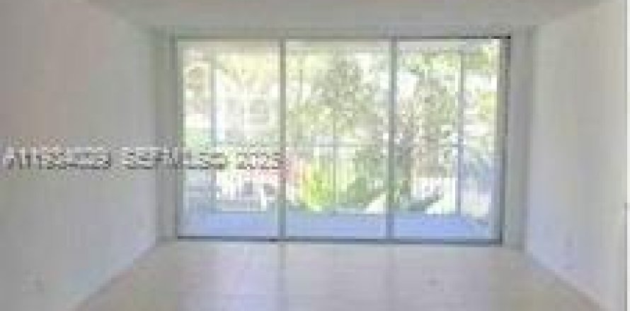 Кондоминиум с 2 спальнями в Майами-Гарденс, Флорида № 1992392