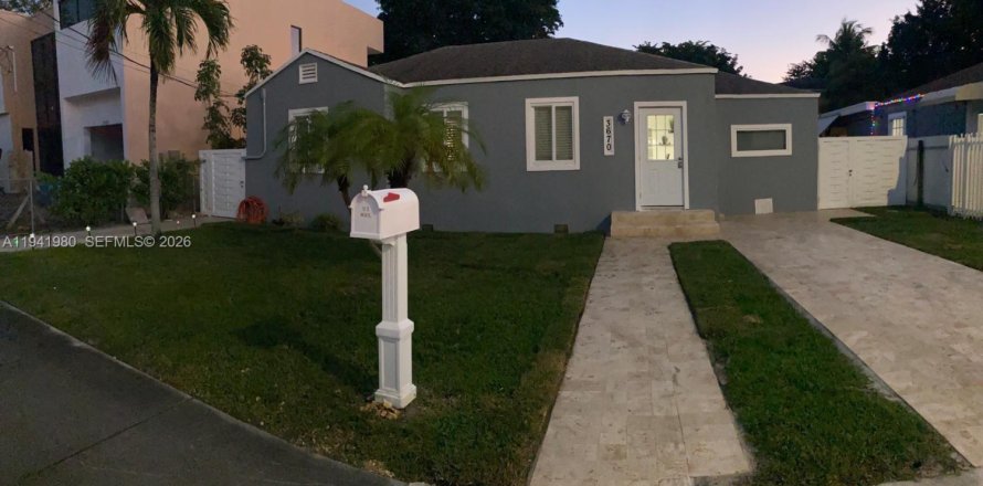 Villa ou maison à Miami, Floride 5 chambres, 152.92 m2 № 1999012