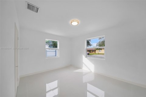 Villa ou maison à louer à Hialeah, Floride: 2 chambres, 78.22 m2 № 2045475 - photo 21