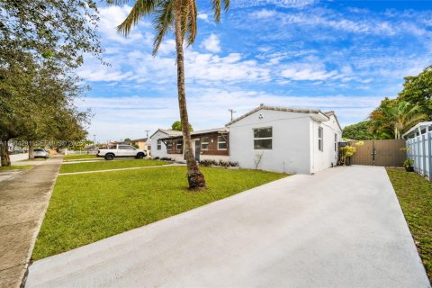 Villa ou maison à louer à Hialeah, Floride: 2 chambres, 78.22 m2 № 2045475 - photo 6