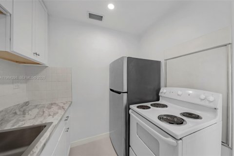 Villa ou maison à louer à Hialeah, Floride: 2 chambres, 78.22 m2 № 2045475 - photo 18