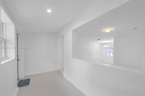 Villa ou maison à louer à Hialeah, Floride: 2 chambres, 78.22 m2 № 2045475 - photo 8