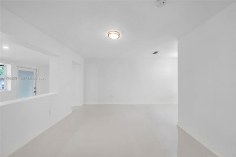 Villa ou maison à louer à Hialeah, Floride: 2 chambres, 78.22 m2 № 2045475 - photo 11