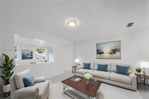 Villa ou maison à louer à Hialeah, Floride: 2 chambres, 78.22 m2 № 2045475 - photo 2
