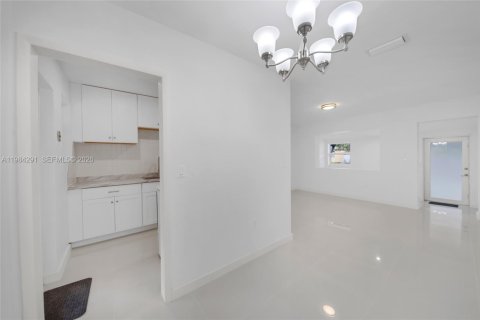 Villa ou maison à louer à Hialeah, Floride: 2 chambres, 78.22 m2 № 2045475 - photo 14