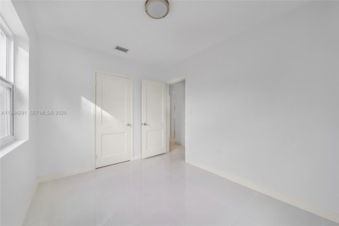 Villa ou maison à louer à Hialeah, Floride: 2 chambres, 78.22 m2 № 2045475 - photo 29